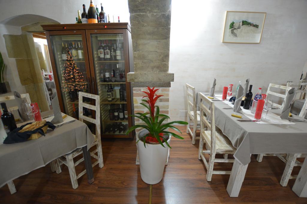 Abas Ristorante Pizzeria Affittacamere Ales Exterior photo